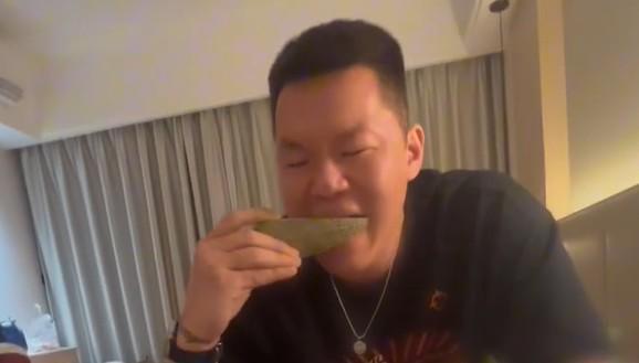 网红爸爸吃瓜南京视频,揭秘城市生活百态